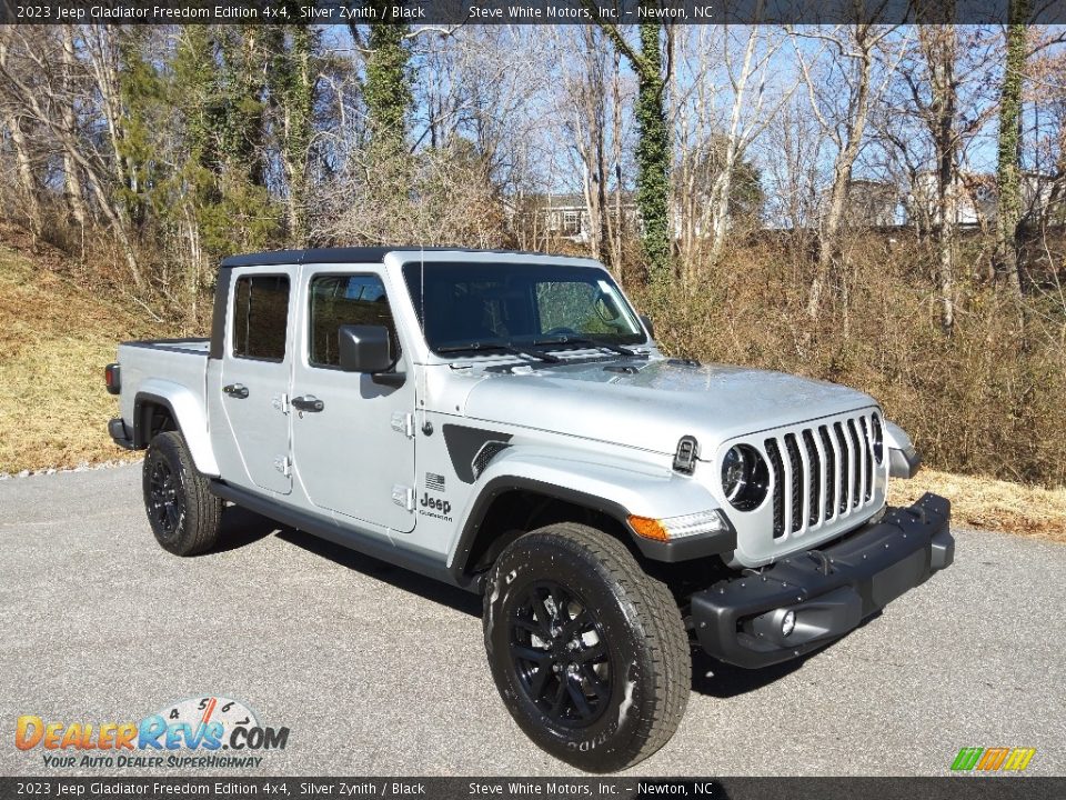 Front 3/4 View of 2023 Jeep Gladiator Freedom Edition 4x4 Photo #4