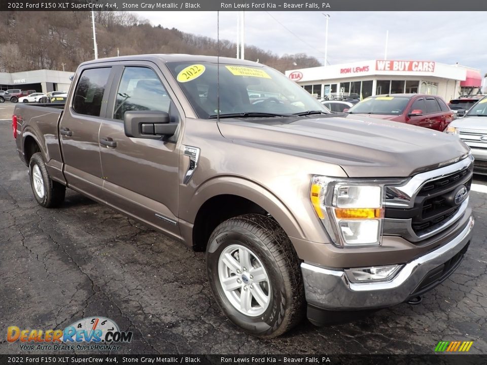 Front 3/4 View of 2022 Ford F150 XLT SuperCrew 4x4 Photo #2