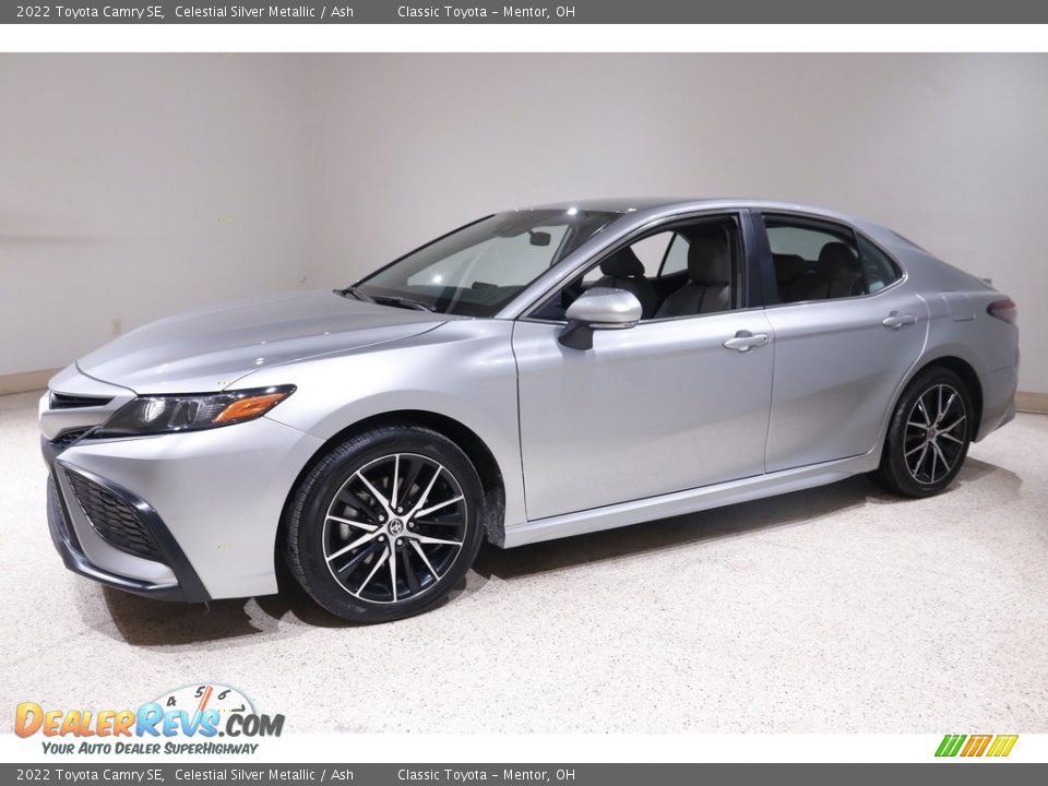 Front 3/4 View of 2022 Toyota Camry SE Photo #3
