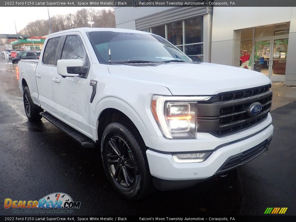 Front 3/4 View of 2022 Ford F150 Lariat SuperCrew 4x4 Photo #9