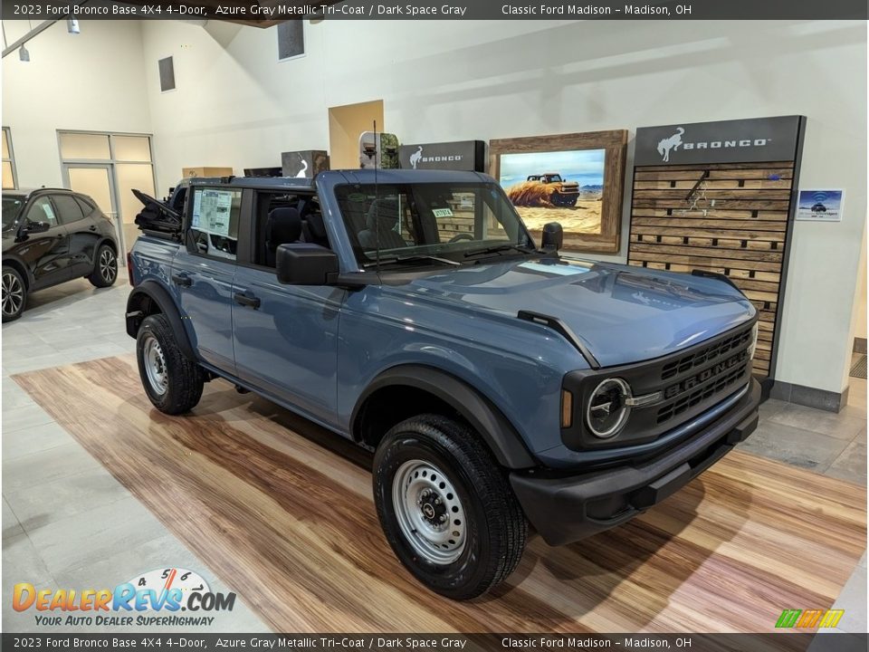 Front 3/4 View of 2023 Ford Bronco Base 4X4 4-Door Photo #1