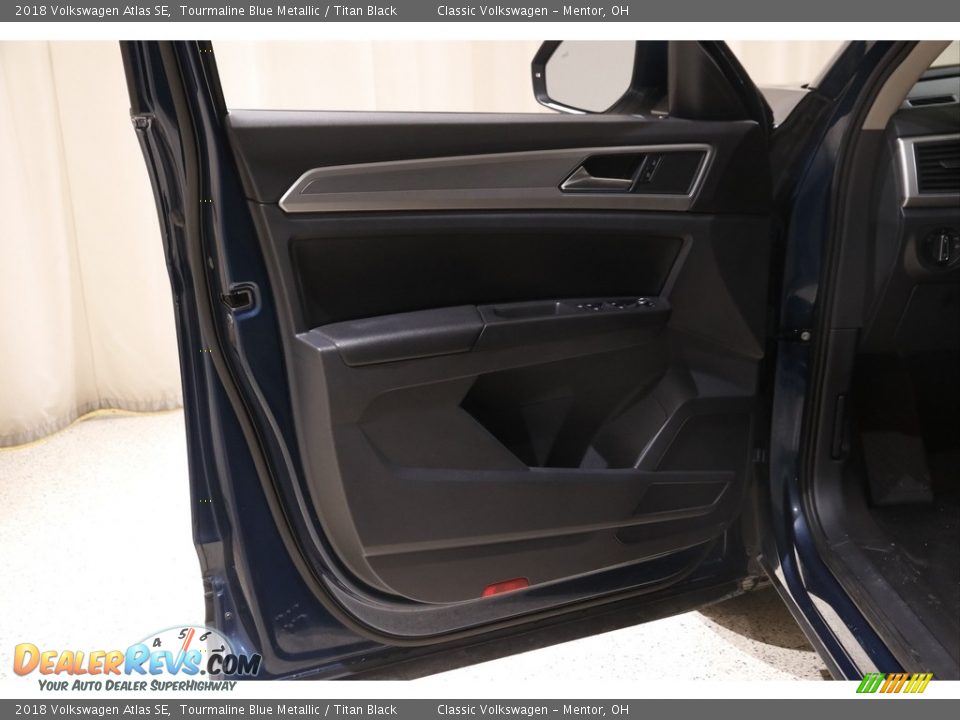 Door Panel of 2018 Volkswagen Atlas SE Photo #4