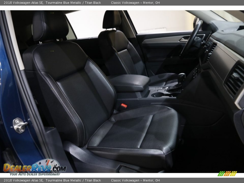 Front Seat of 2018 Volkswagen Atlas SE Photo #15