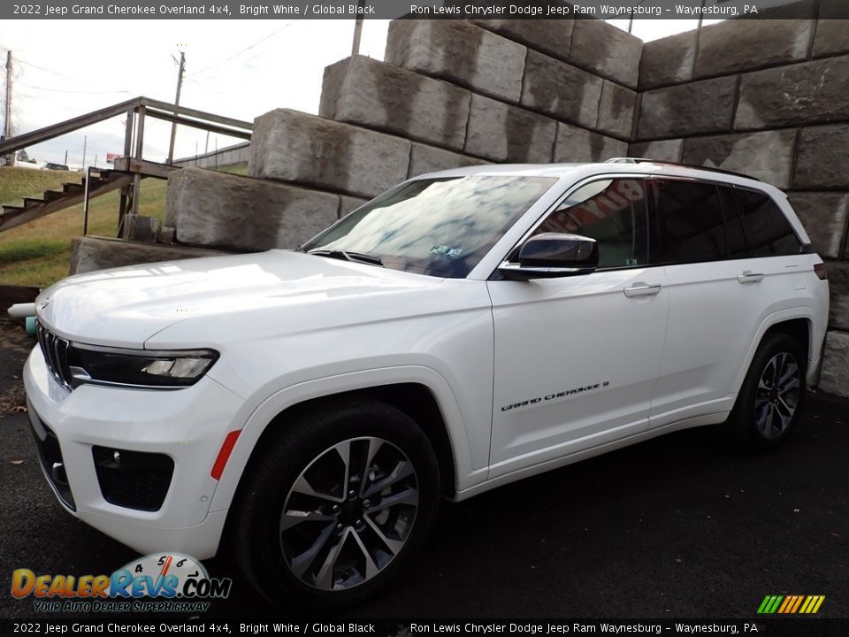 Front 3/4 View of 2022 Jeep Grand Cherokee Overland 4x4 Photo #1