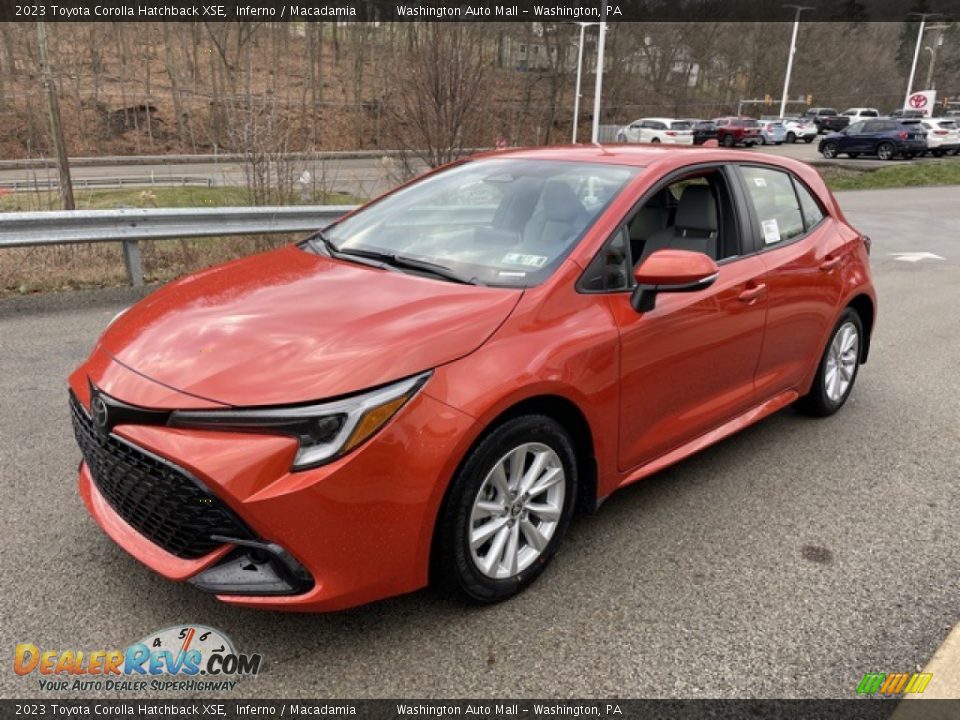 Front 3/4 View of 2023 Toyota Corolla Hatchback XSE Photo #7