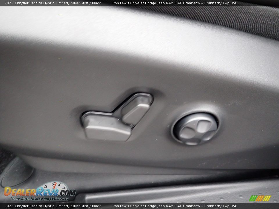 2023 Chrysler Pacifica Hybrid Limited Silver Mist / Black Photo #17
