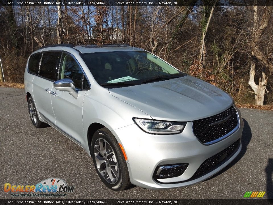 Front 3/4 View of 2022 Chrysler Pacifica Limited AWD Photo #4