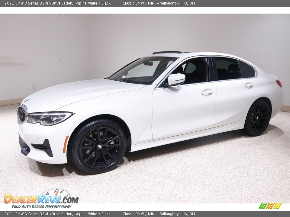 Front 3/4 View of 2021 BMW 3 Series 330i xDrive Sedan Photo #3