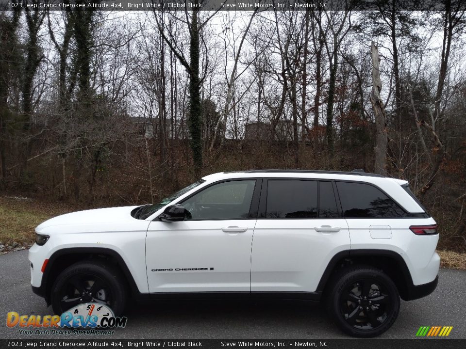 2023 Jeep Grand Cherokee Altitude 4x4 Bright White / Global Black Photo #1