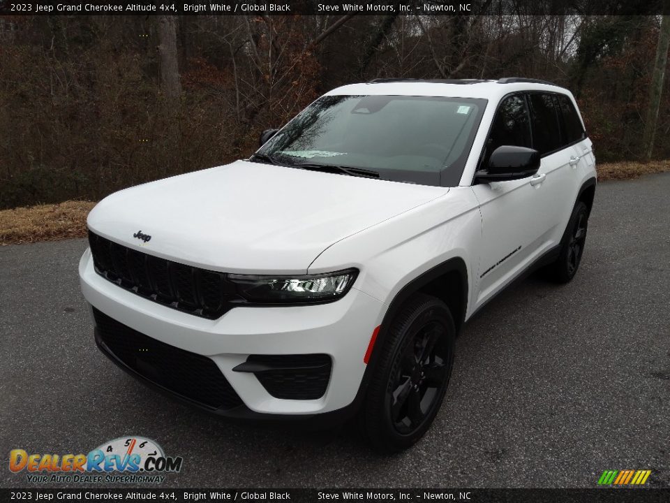 2023 Jeep Grand Cherokee Altitude 4x4 Bright White / Global Black Photo #2