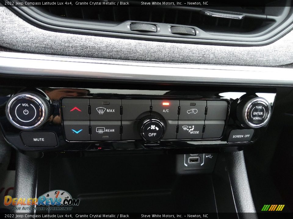 Controls of 2022 Jeep Compass Latitude Lux 4x4 Photo #24