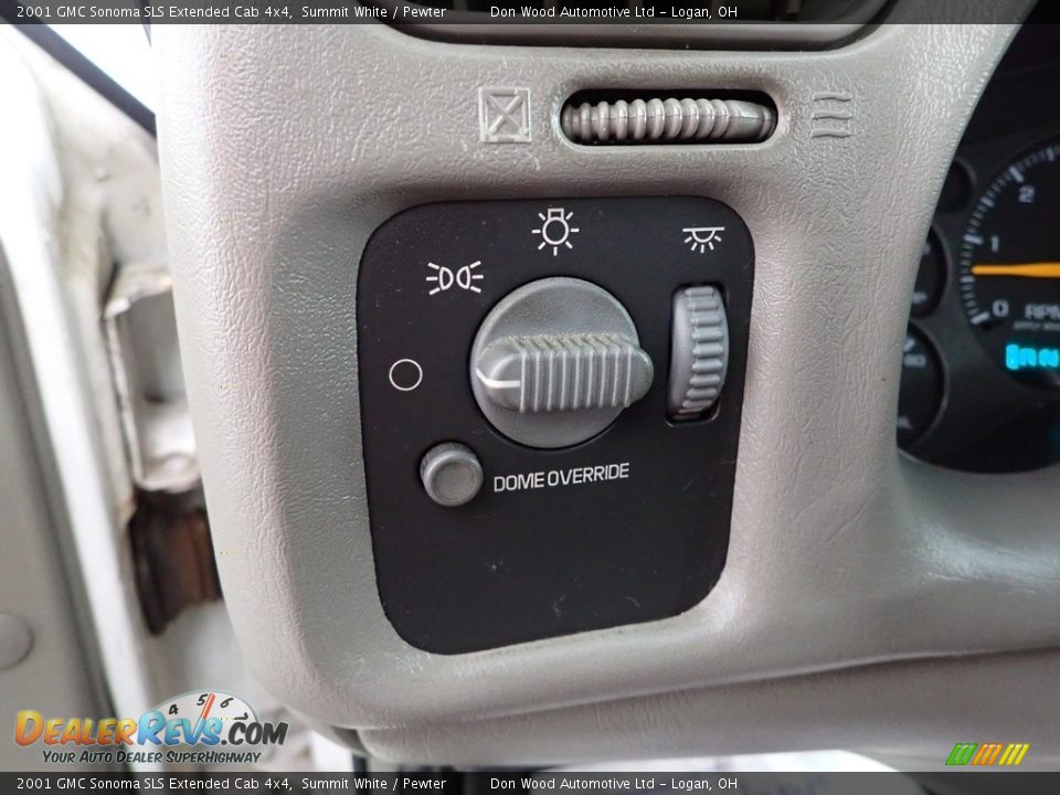 Controls of 2001 GMC Sonoma SLS Extended Cab 4x4 Photo #11