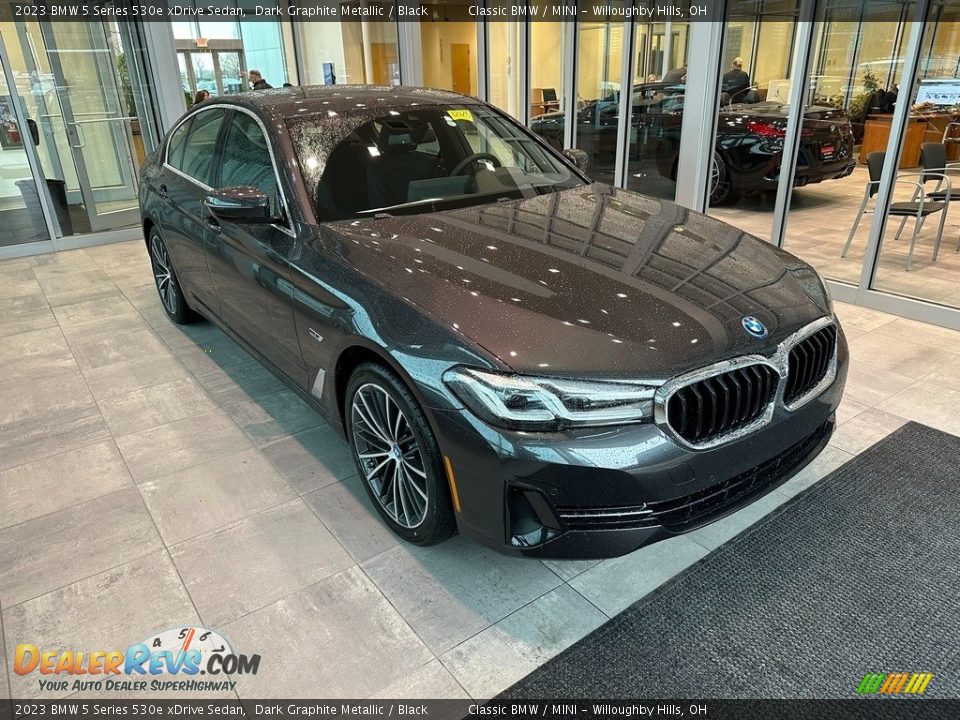 Front 3/4 View of 2023 BMW 5 Series 530e xDrive Sedan Photo #1