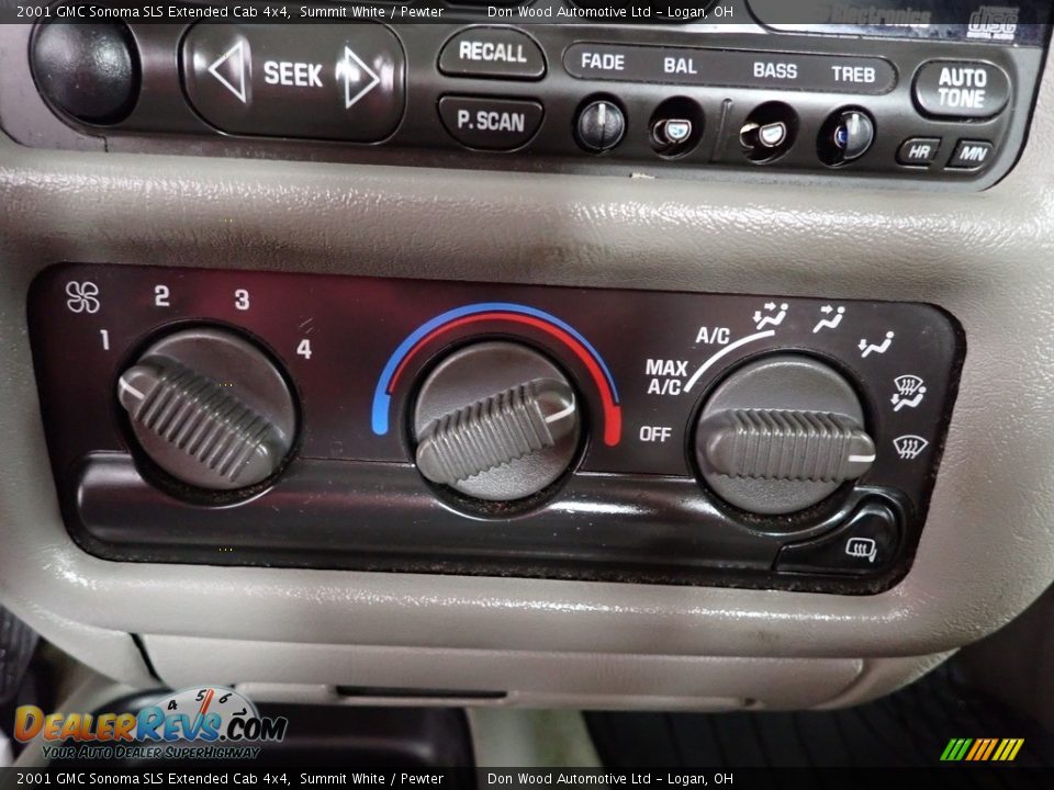 Controls of 2001 GMC Sonoma SLS Extended Cab 4x4 Photo #14