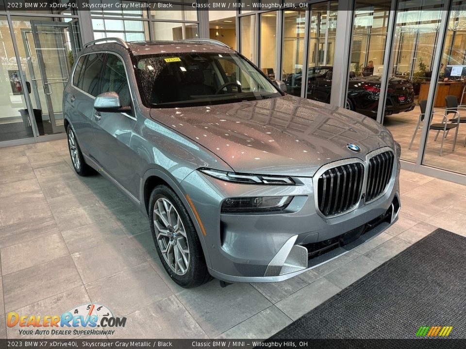 Front 3/4 View of 2023 BMW X7 xDrive40i Photo #1