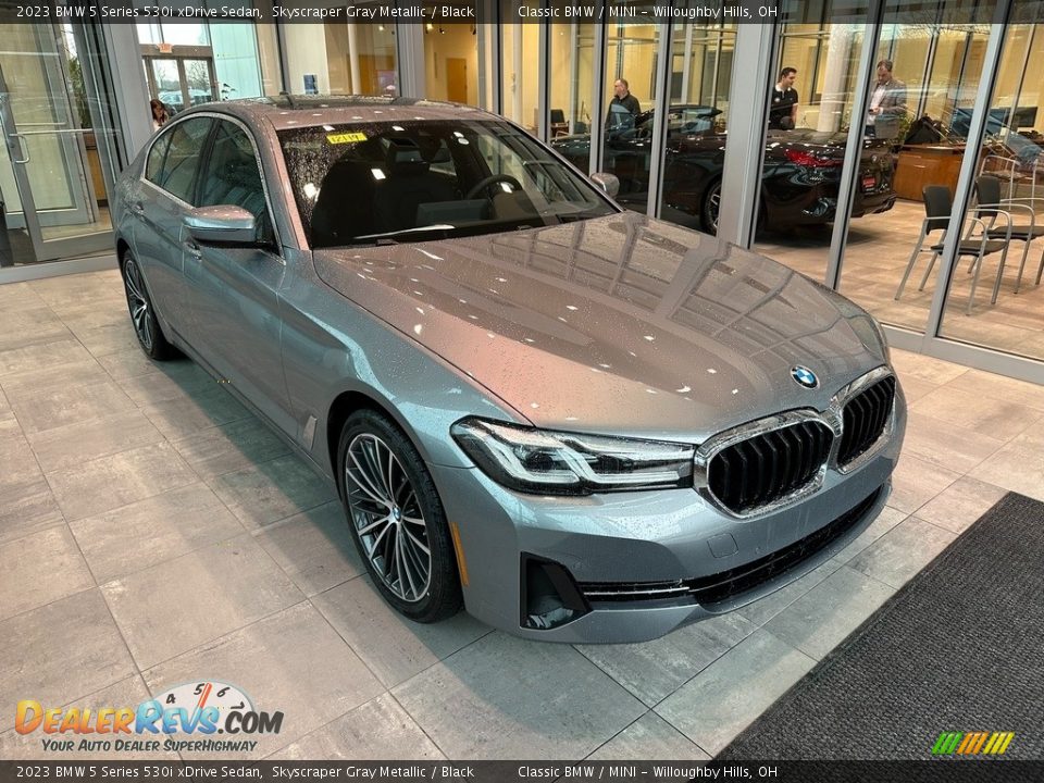 Front 3/4 View of 2023 BMW 5 Series 530i xDrive Sedan Photo #1