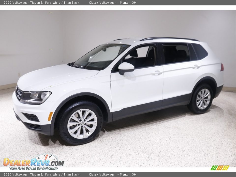 Front 3/4 View of 2020 Volkswagen Tiguan S Photo #3