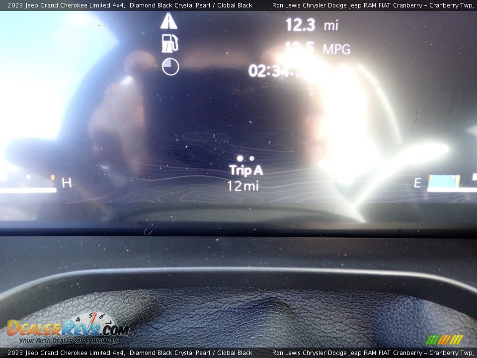 2023 Jeep Grand Cherokee Limited 4x4 Diamond Black Crystal Pearl / Global Black Photo #17