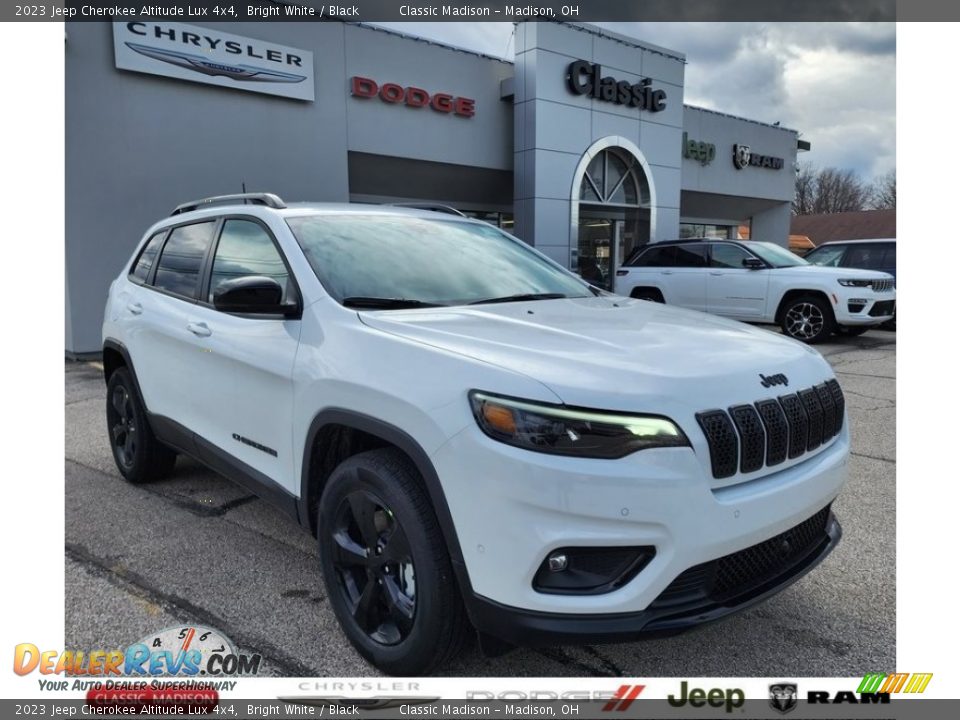 2023 Jeep Cherokee Altitude Lux 4x4 Bright White / Black Photo #1