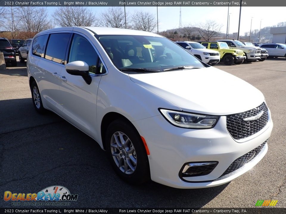 Front 3/4 View of 2023 Chrysler Pacifica Touring L Photo #7