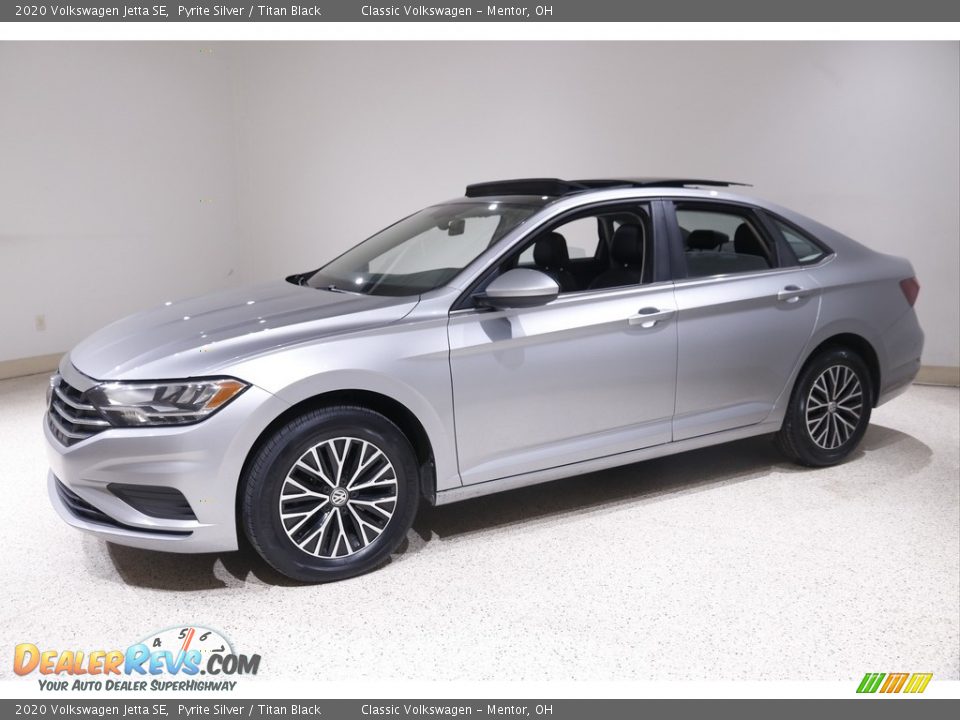 Front 3/4 View of 2020 Volkswagen Jetta SE Photo #3