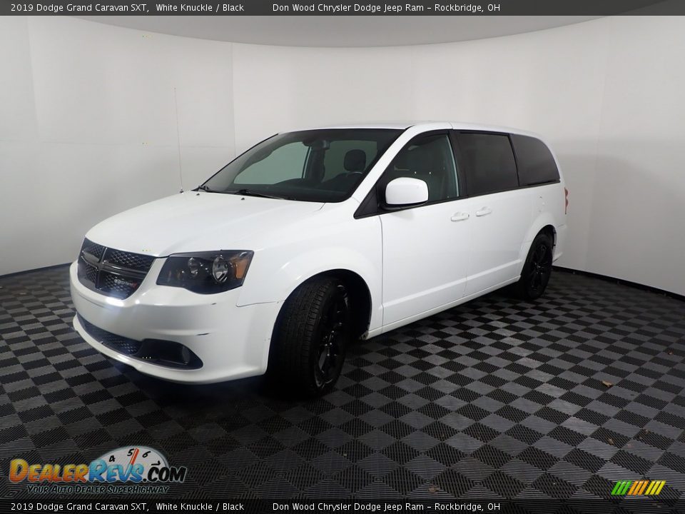 Front 3/4 View of 2019 Dodge Grand Caravan SXT Photo #6