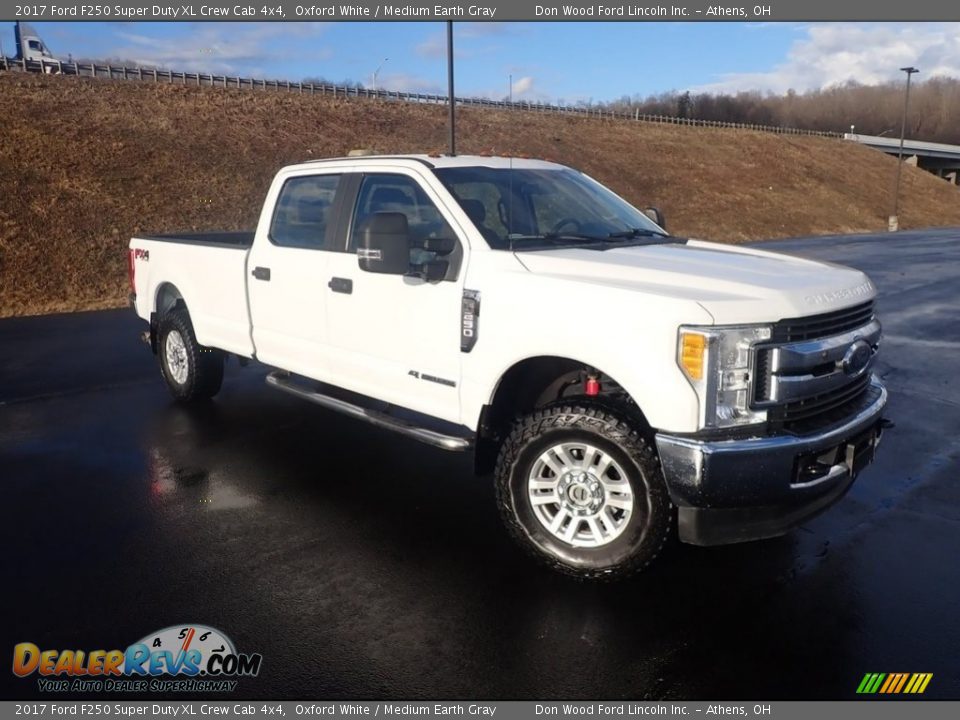 2017 Ford F250 Super Duty XL Crew Cab 4x4 Oxford White / Medium Earth Gray Photo #2