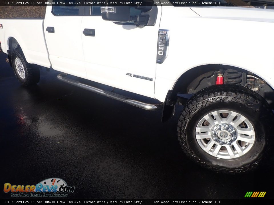 2017 Ford F250 Super Duty XL Crew Cab 4x4 Oxford White / Medium Earth Gray Photo #3