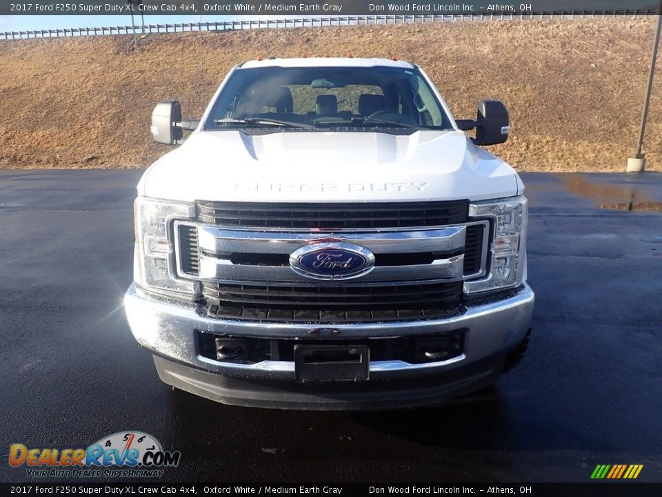 2017 Ford F250 Super Duty XL Crew Cab 4x4 Oxford White / Medium Earth Gray Photo #4