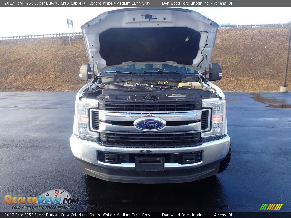 2017 Ford F250 Super Duty XL Crew Cab 4x4 Oxford White / Medium Earth Gray Photo #5
