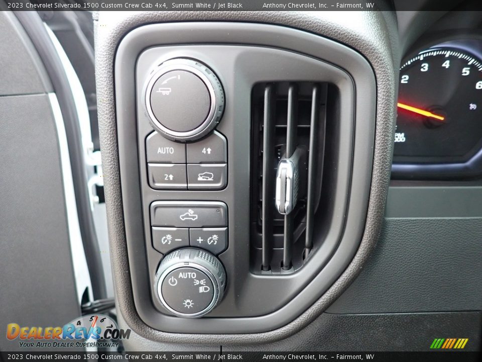 2023 Chevrolet Silverado 1500 Custom Crew Cab 4x4 Summit White / Jet Black Photo #17