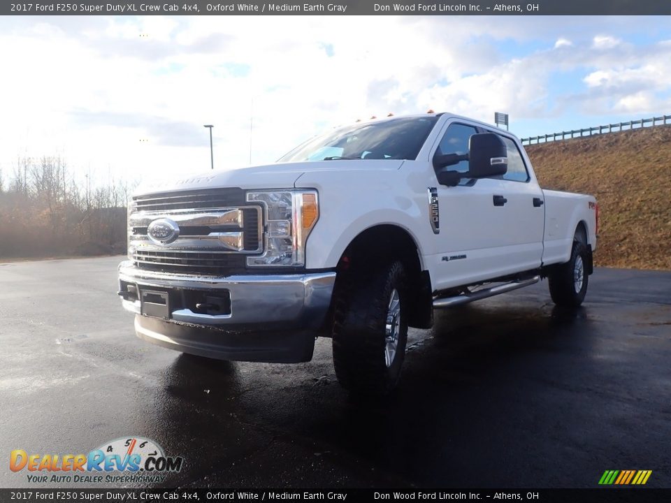 2017 Ford F250 Super Duty XL Crew Cab 4x4 Oxford White / Medium Earth Gray Photo #7