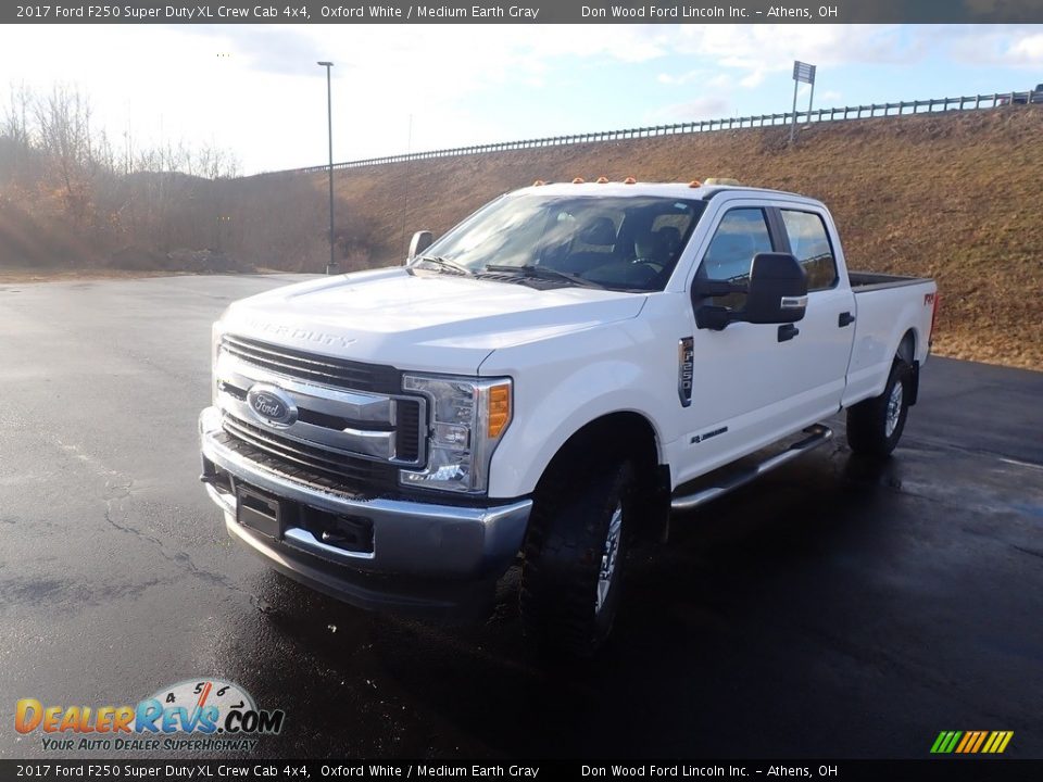 2017 Ford F250 Super Duty XL Crew Cab 4x4 Oxford White / Medium Earth Gray Photo #8