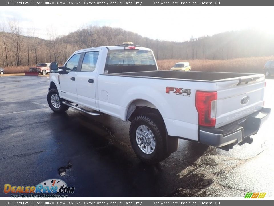 2017 Ford F250 Super Duty XL Crew Cab 4x4 Oxford White / Medium Earth Gray Photo #9