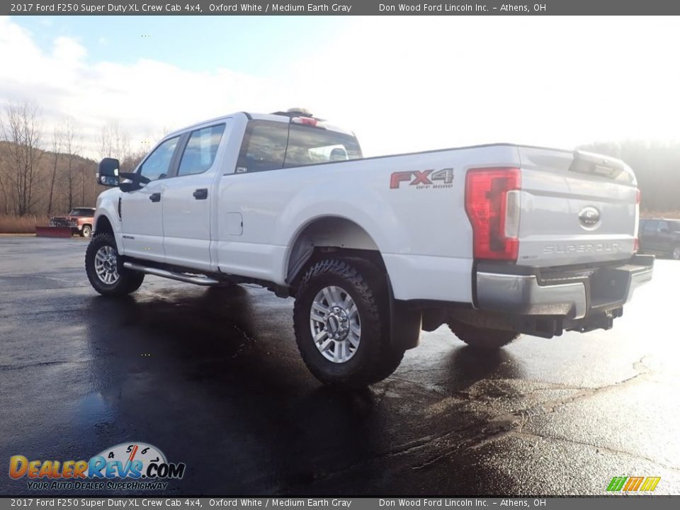 2017 Ford F250 Super Duty XL Crew Cab 4x4 Oxford White / Medium Earth Gray Photo #10