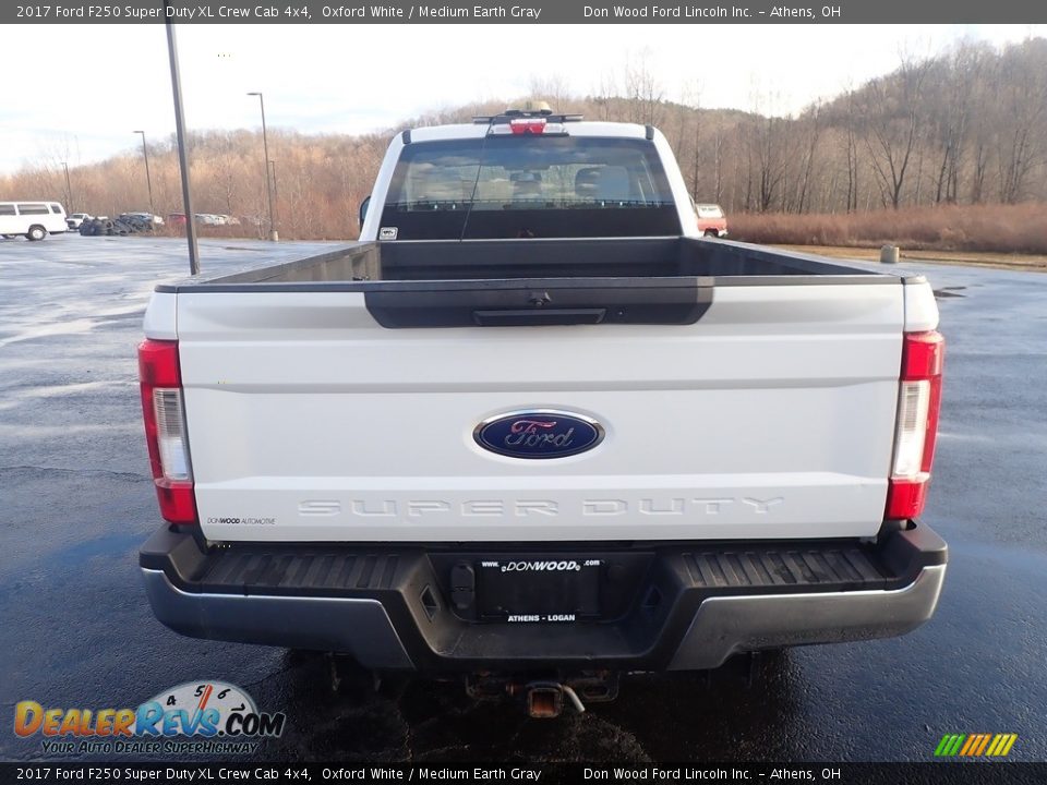 2017 Ford F250 Super Duty XL Crew Cab 4x4 Oxford White / Medium Earth Gray Photo #11