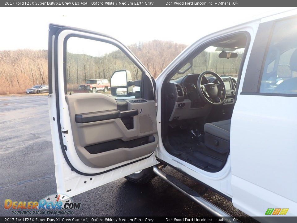 2017 Ford F250 Super Duty XL Crew Cab 4x4 Oxford White / Medium Earth Gray Photo #15