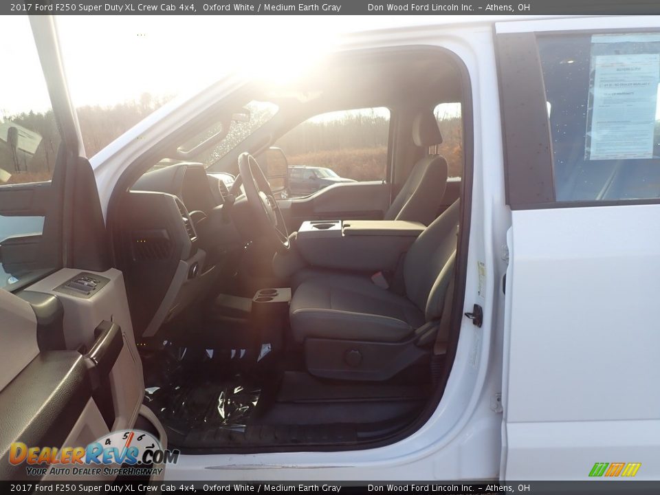 2017 Ford F250 Super Duty XL Crew Cab 4x4 Oxford White / Medium Earth Gray Photo #17