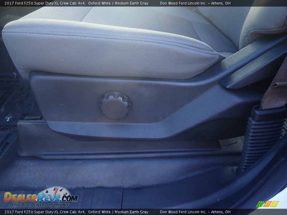 2017 Ford F250 Super Duty XL Crew Cab 4x4 Oxford White / Medium Earth Gray Photo #18
