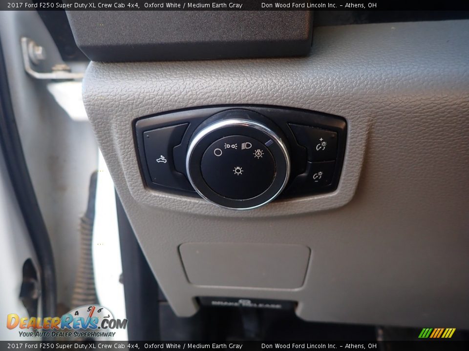 2017 Ford F250 Super Duty XL Crew Cab 4x4 Oxford White / Medium Earth Gray Photo #26
