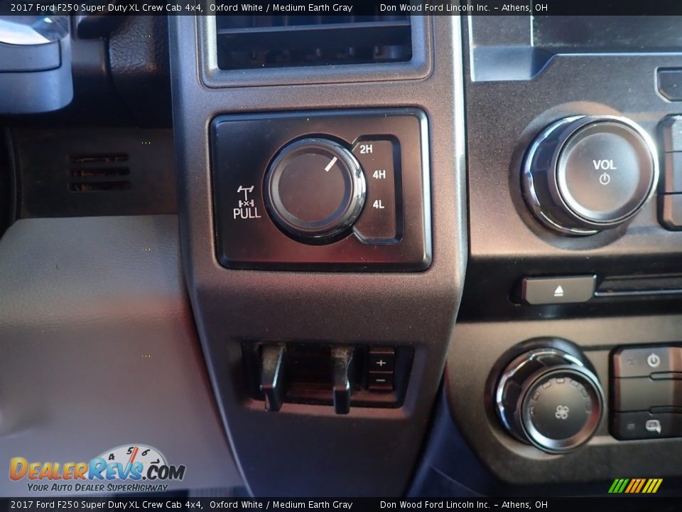 2017 Ford F250 Super Duty XL Crew Cab 4x4 Oxford White / Medium Earth Gray Photo #27