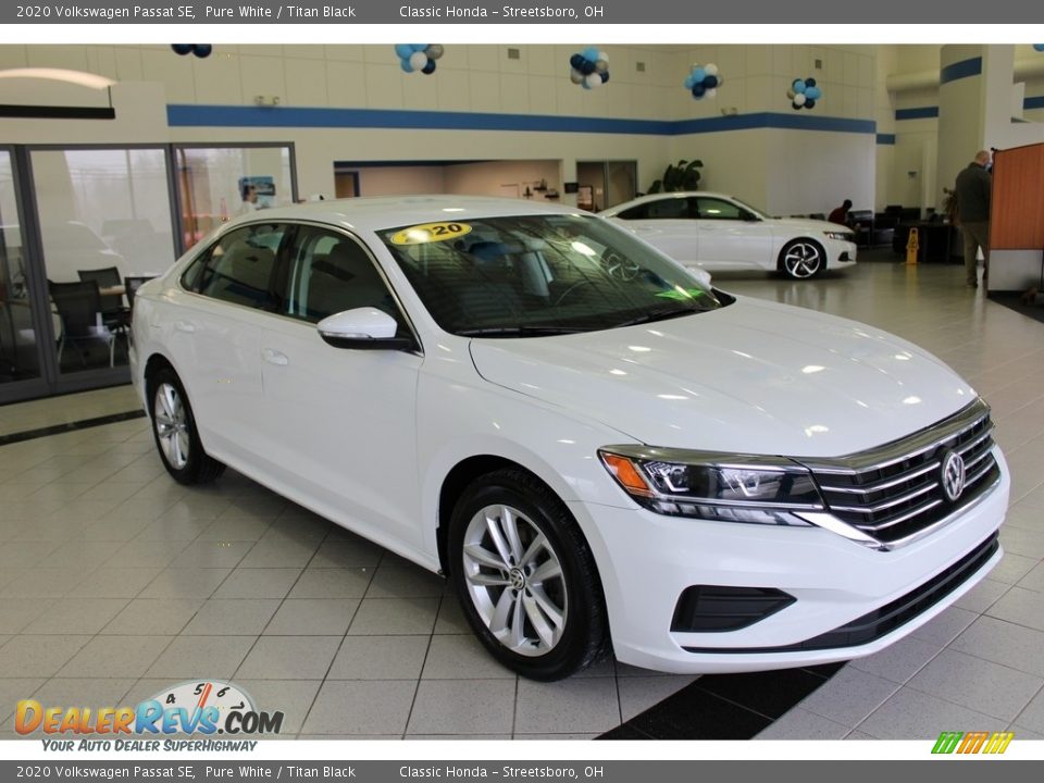 Front 3/4 View of 2020 Volkswagen Passat SE Photo #3