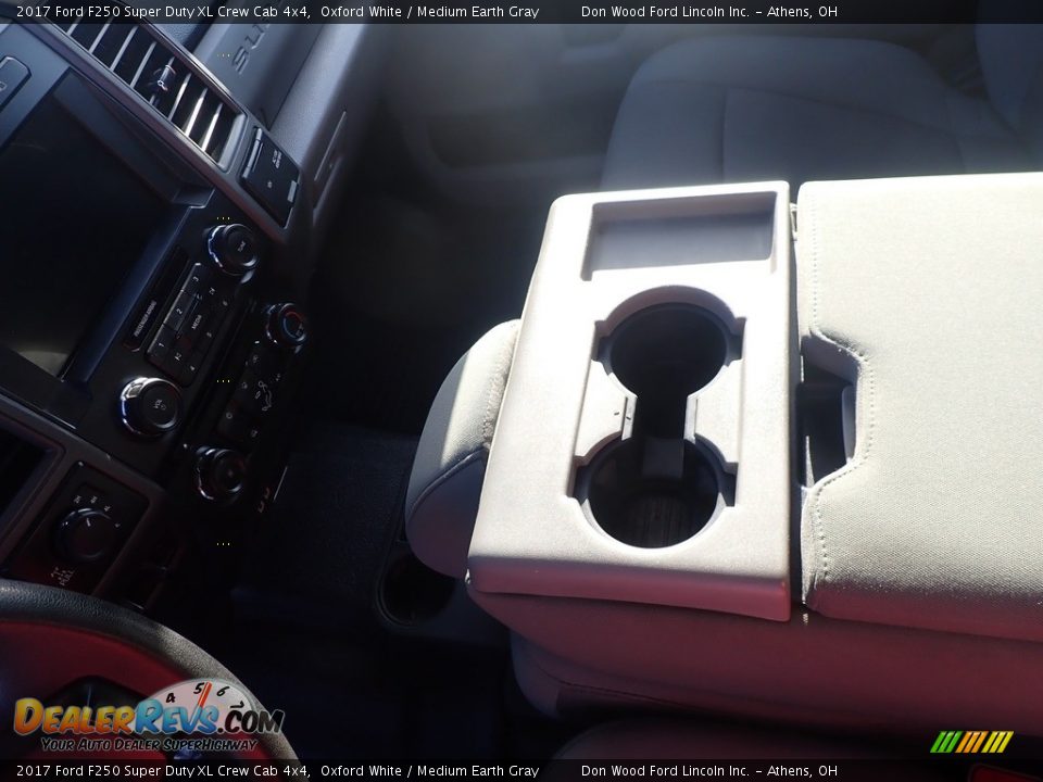 2017 Ford F250 Super Duty XL Crew Cab 4x4 Oxford White / Medium Earth Gray Photo #28