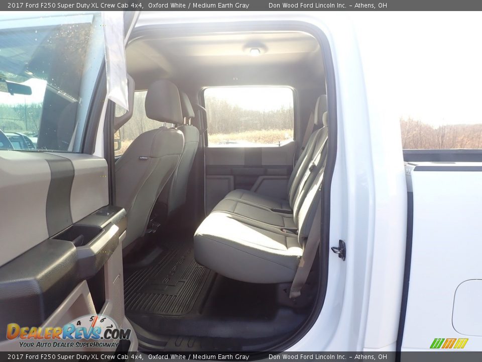 2017 Ford F250 Super Duty XL Crew Cab 4x4 Oxford White / Medium Earth Gray Photo #31