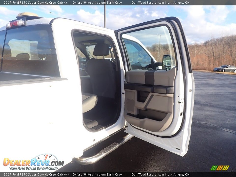 2017 Ford F250 Super Duty XL Crew Cab 4x4 Oxford White / Medium Earth Gray Photo #32