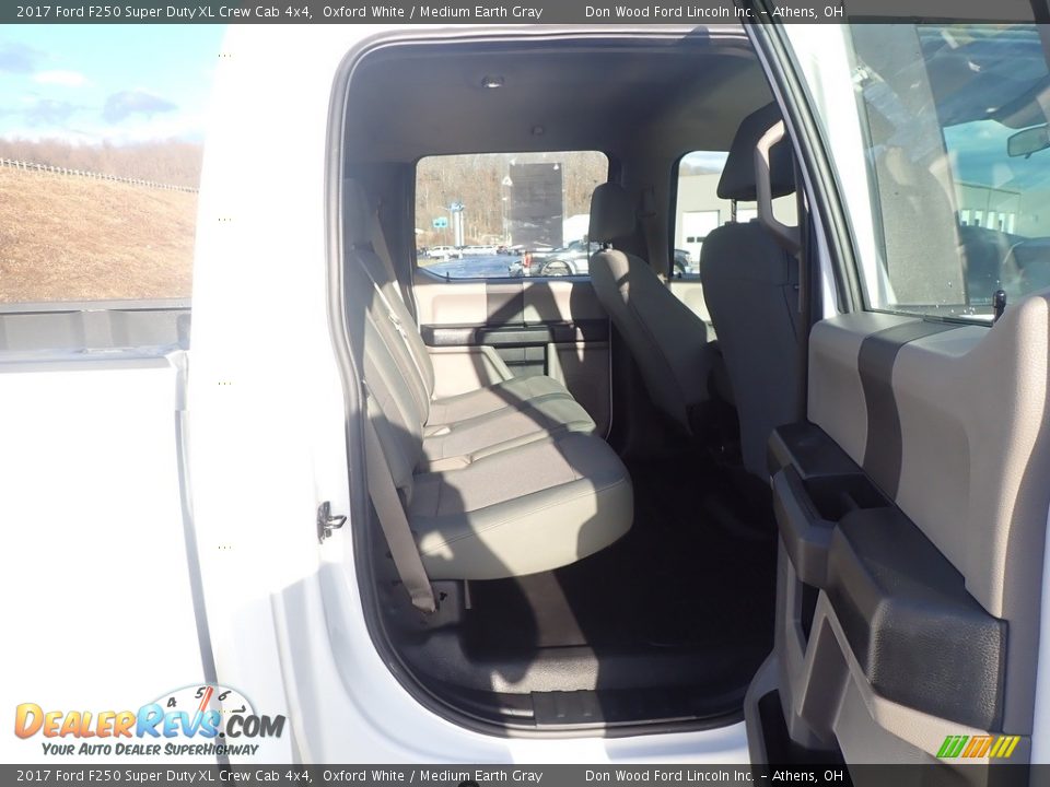 2017 Ford F250 Super Duty XL Crew Cab 4x4 Oxford White / Medium Earth Gray Photo #33