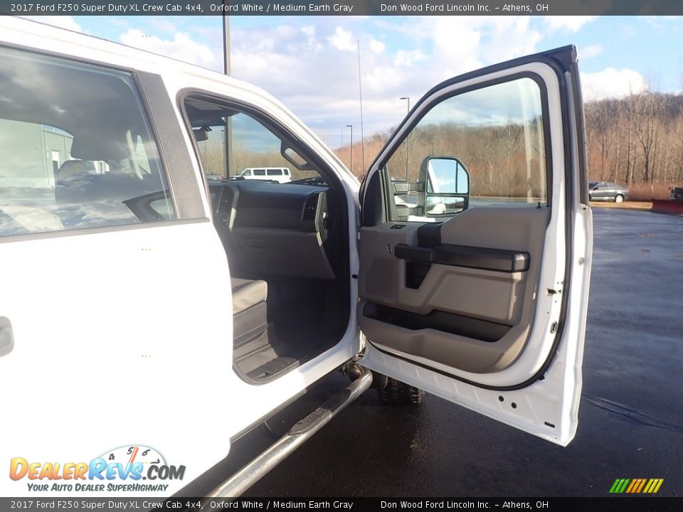 2017 Ford F250 Super Duty XL Crew Cab 4x4 Oxford White / Medium Earth Gray Photo #34