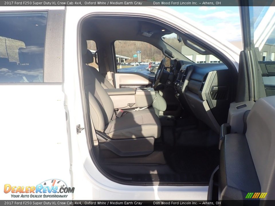 2017 Ford F250 Super Duty XL Crew Cab 4x4 Oxford White / Medium Earth Gray Photo #35