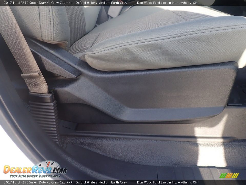 2017 Ford F250 Super Duty XL Crew Cab 4x4 Oxford White / Medium Earth Gray Photo #36