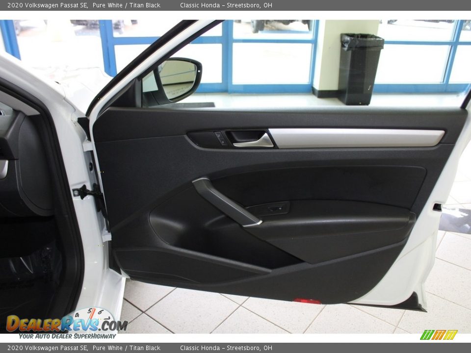 Door Panel of 2020 Volkswagen Passat SE Photo #14